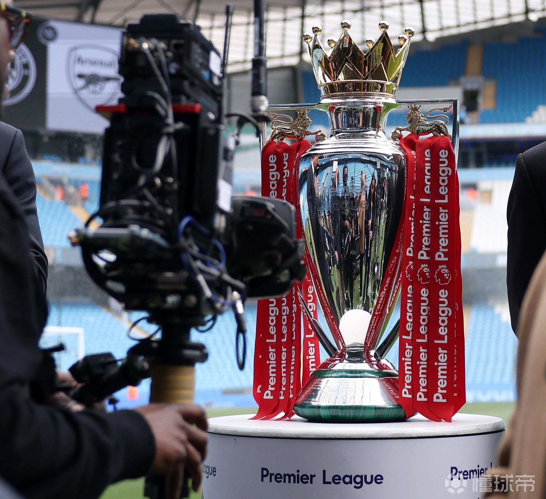 天王山之战即将上演！英超冠军奖杯被带到阿提哈德球场展示