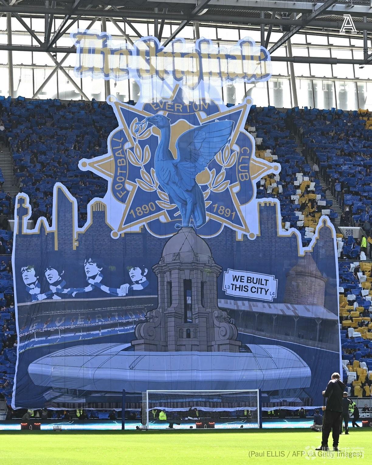 德比气氛，埃弗顿球迷展示大型Tifo，披头士经典形象“红转蓝”