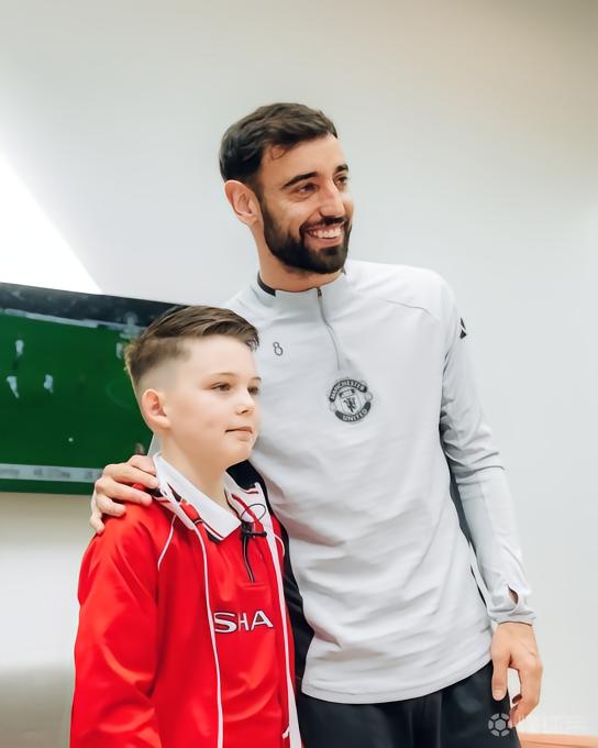 曼市一8岁慈善网红受卡里克邀请探访卡灵顿，获赠曼联球衣