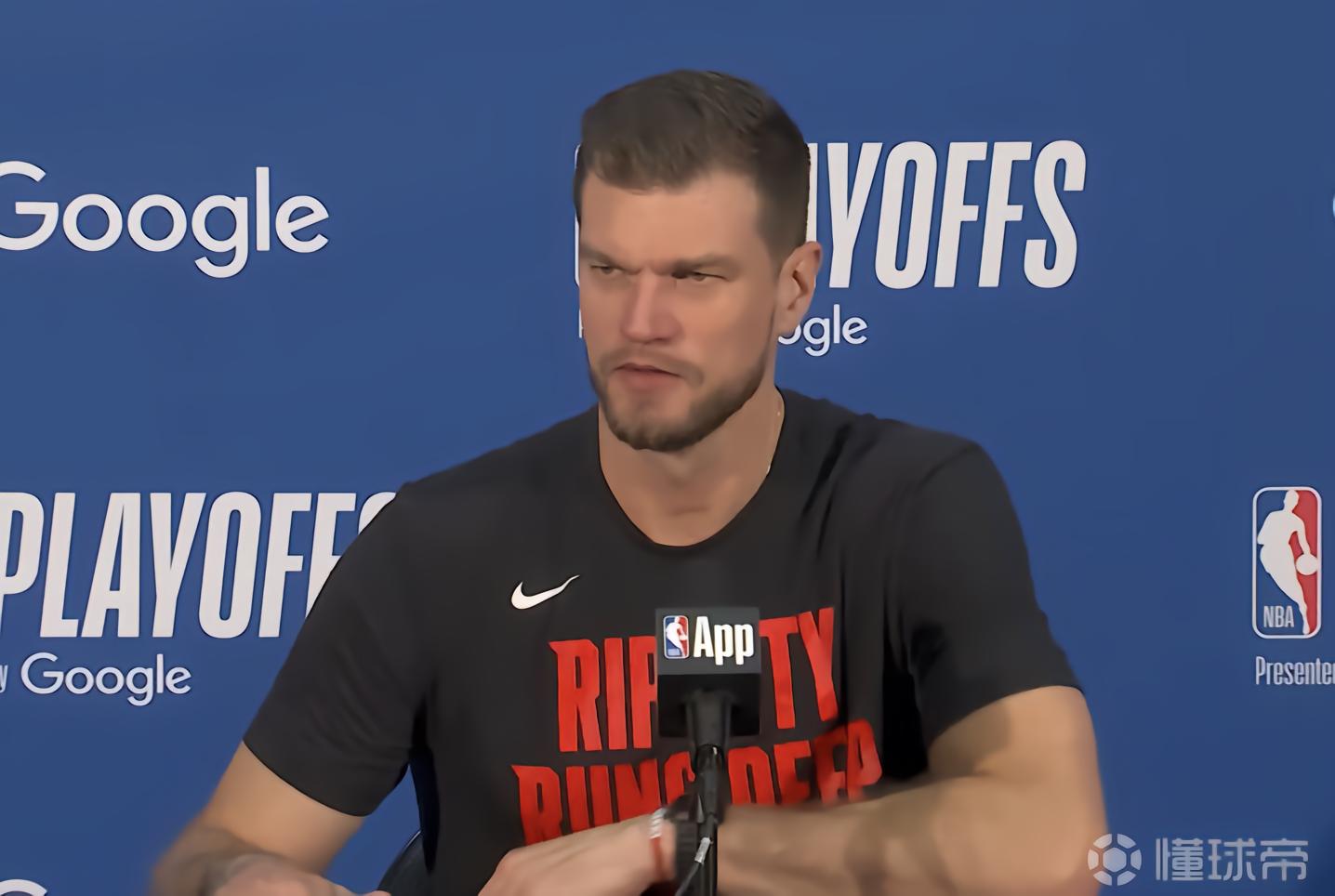 斯普利特：亨德森攻防俱佳帮我们赢下比赛，文班摔倒时很吓人