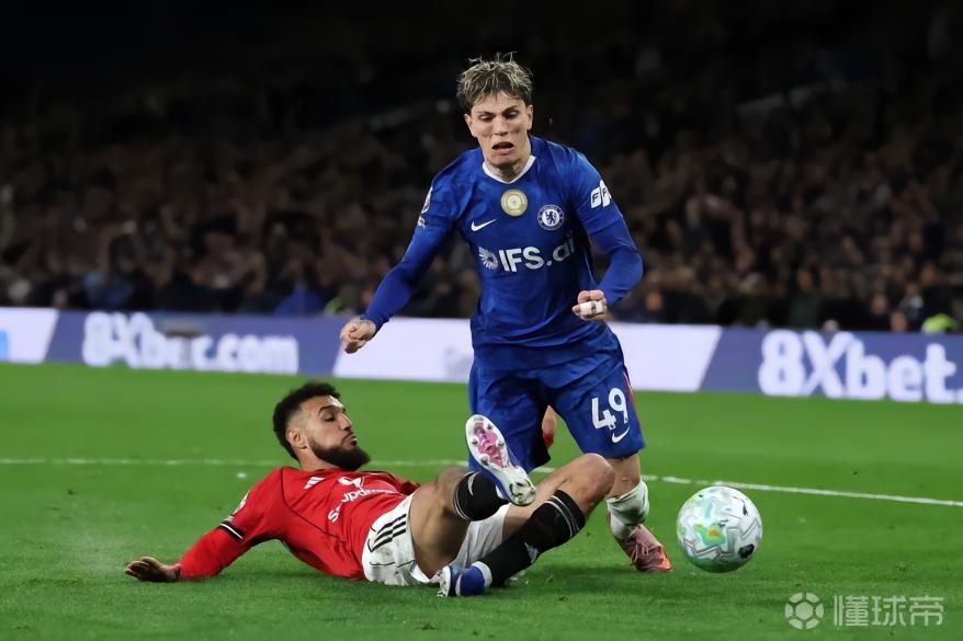 太阳报：对曼联中场休息时，部分切尔西球员对加纳乔“发火”