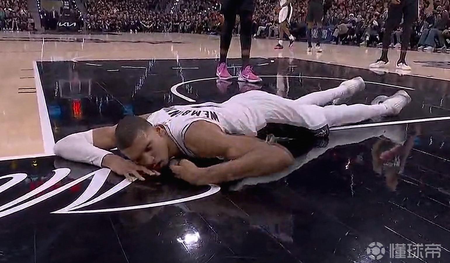 Shams：文班亚马确诊为脑震荡，将于明日接受后续检查