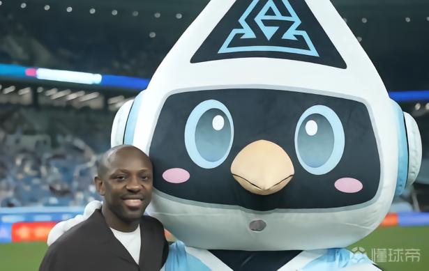 新鹏城vs国安中场休息时，曼城名宿小赖特现身球场感谢球迷