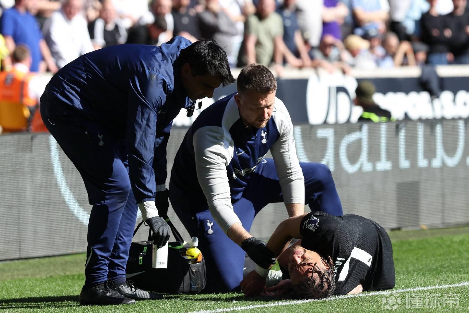屋漏偏逢连夜雨，哈维-西蒙斯膝盖受伤被担架送出场